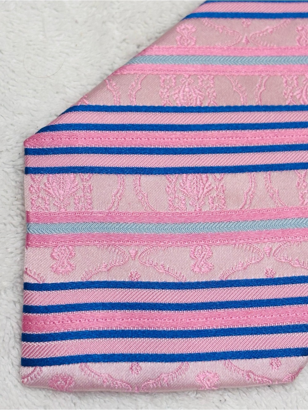 Brand New Stylish Tie By Y & G - Tie Width Is 3 1/2 Inches